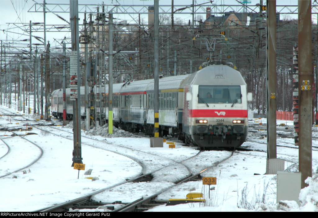 VR Sr2 #3244 Shoving Train Out Of Station